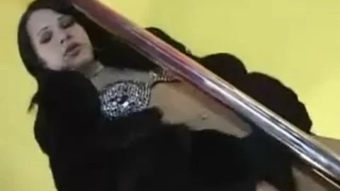 yummy Fernanda Barros Gives Cleavage